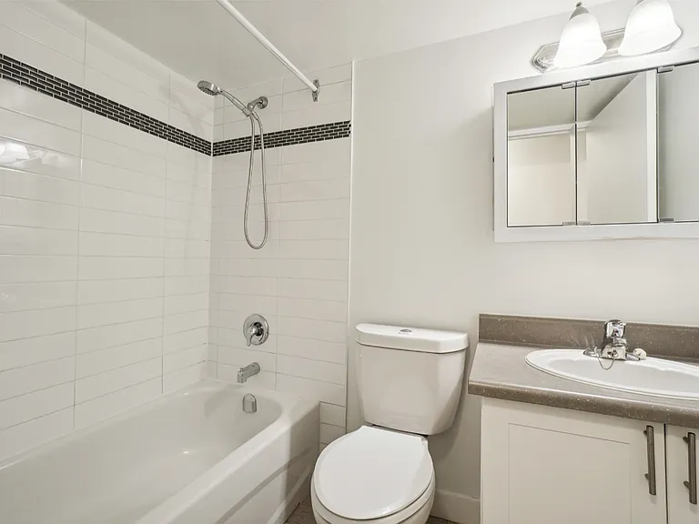 2121 Rathburn Rd E — Photo 7