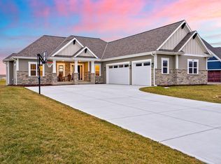255 Four Winds Ct, Hartland, WI 53029