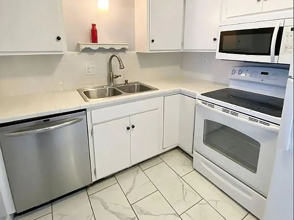 2nd image of 2812 N Fratney St #C1