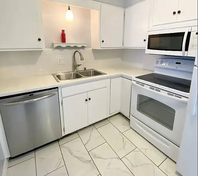 2812 N Fratney St #C1 — Photo 2
