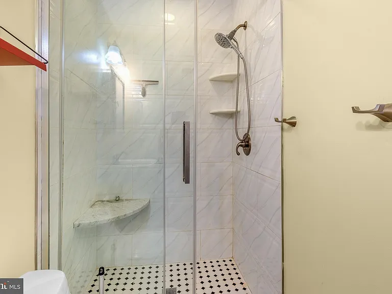 2476 Emerald St — Photo 23