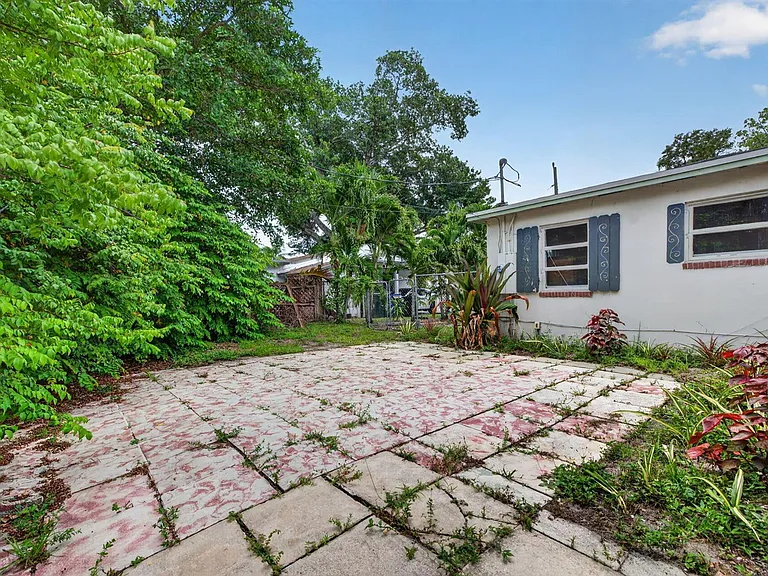 841 SW 18th Ct — Photo 43