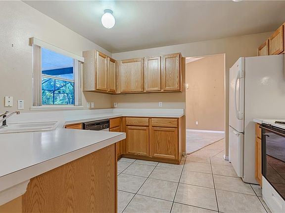3rd image of 584 Yorkshire Dr