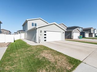 3821 Amity Cir SE, Mandan, ND 58554