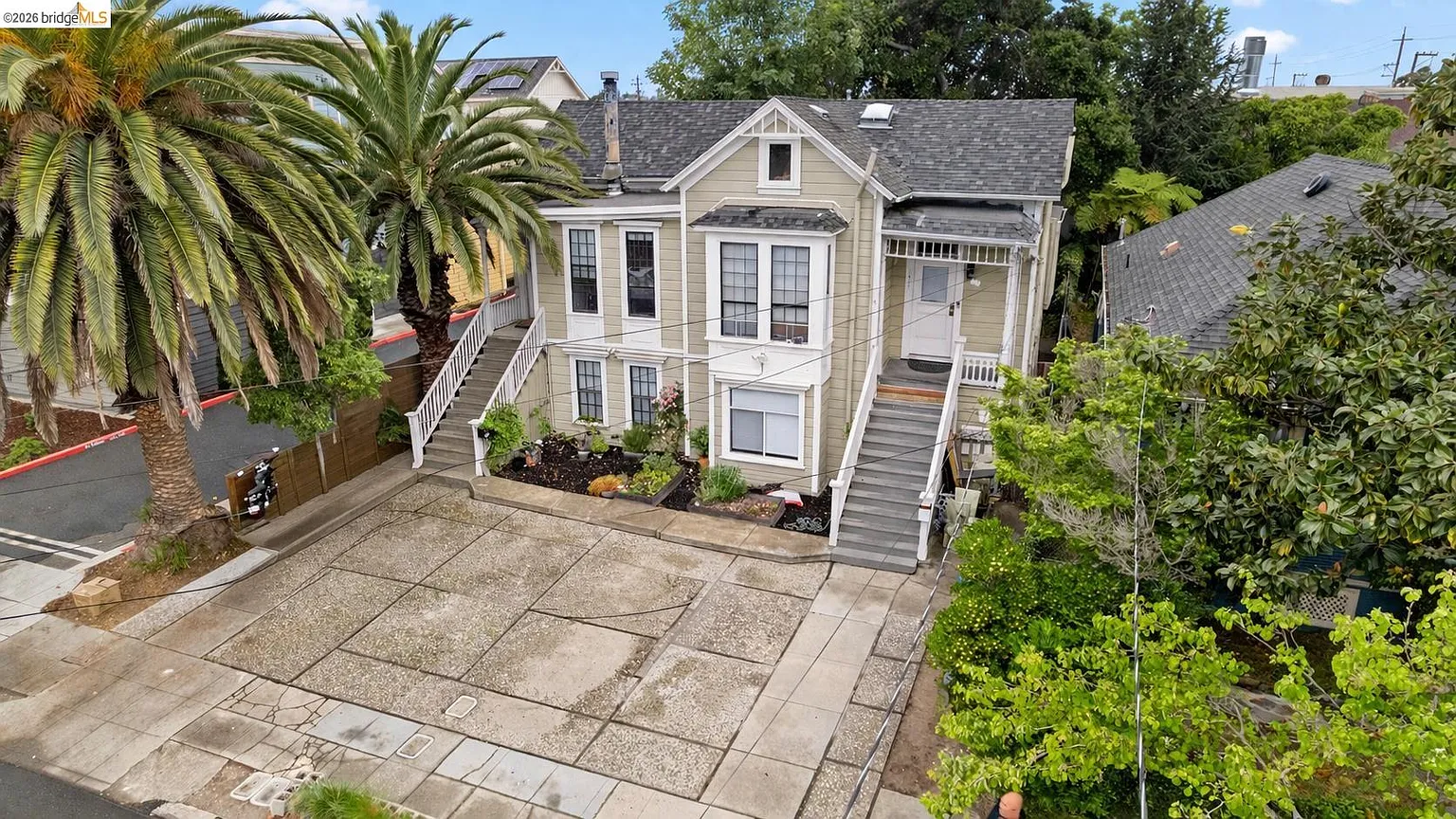 1817 Everett St photo 1