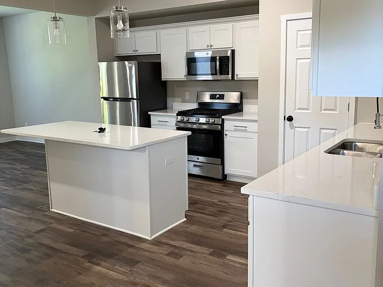 1324 S Main St — Photo 1