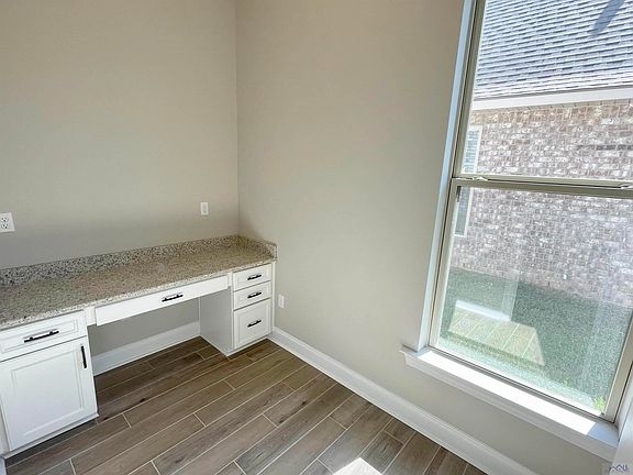 5th image of 160 Oriole St