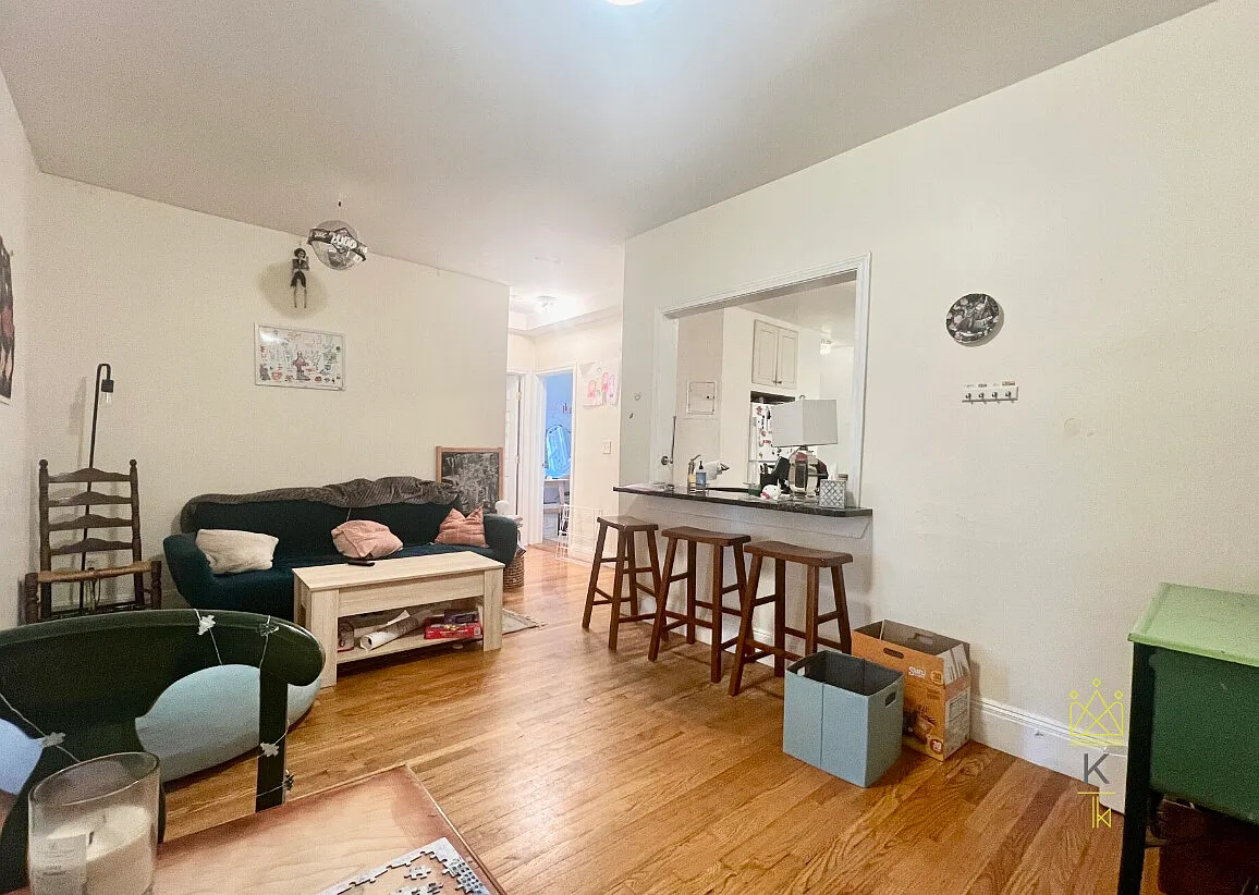 4 bed, 1.5 bath, $6,200 — Photo 1