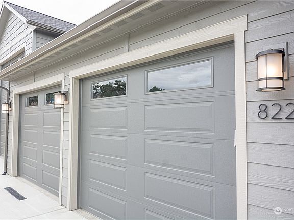 3rd image of 822 N Newport Loop
