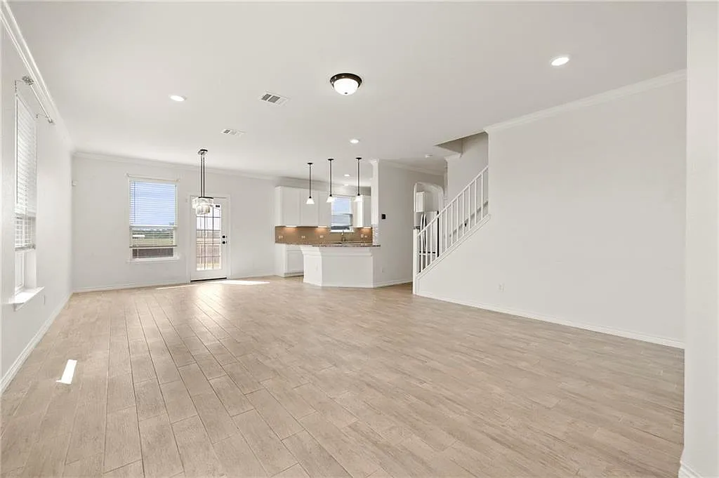 3 bed, 2.5 bath, 1886 sqft, $2,500 — Photo 2