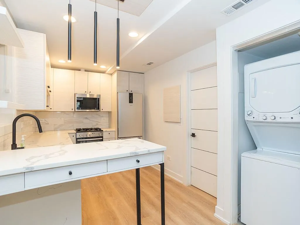 721 W Melrose St — Photo 3