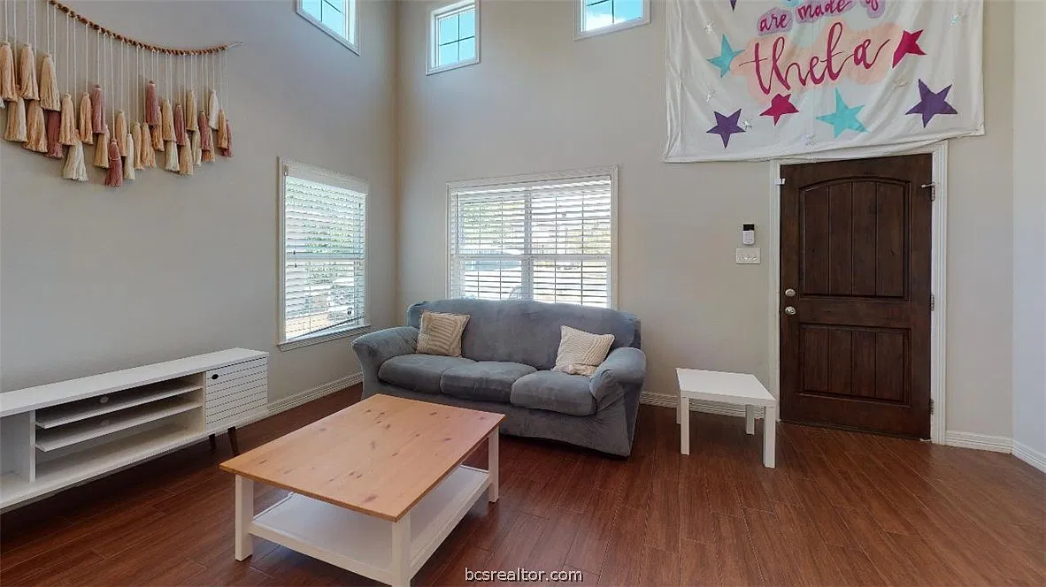5 bed, 4.5 bath, 3001 sqft, $4,950 — Photo 3