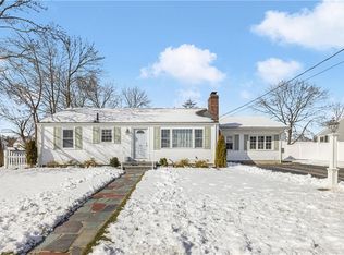 105 Plantation Dr, Cranston, RI 02920