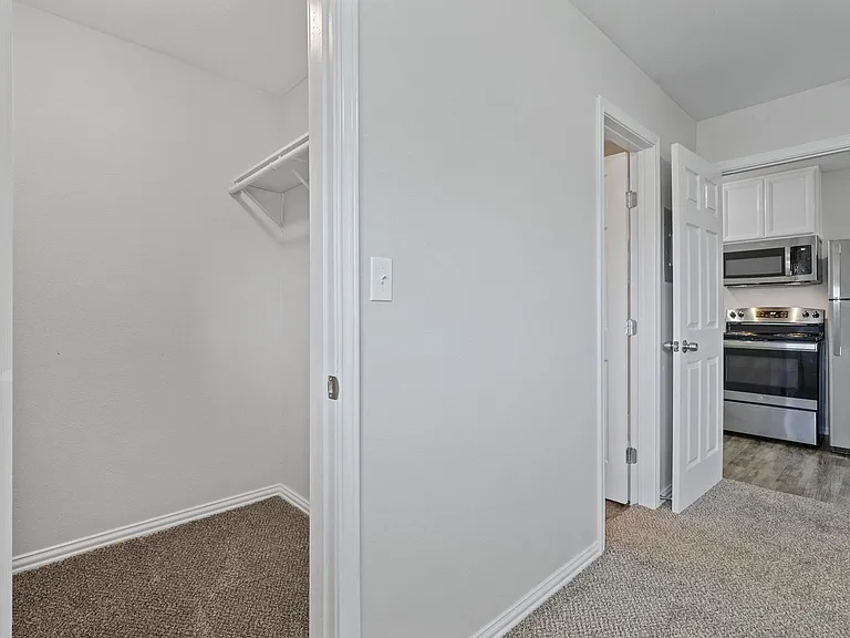 Oak Street Flats: Ranch Style Fully Remodeled Come Check Us Out — Photo 4
