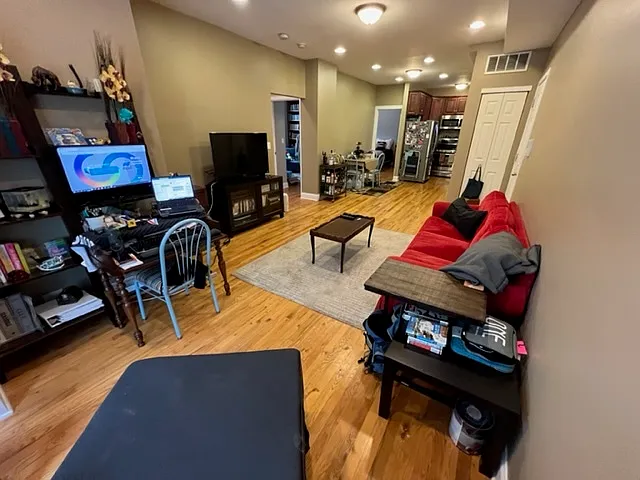 3 bed, 850 sqft, $2,200 — Photo 4