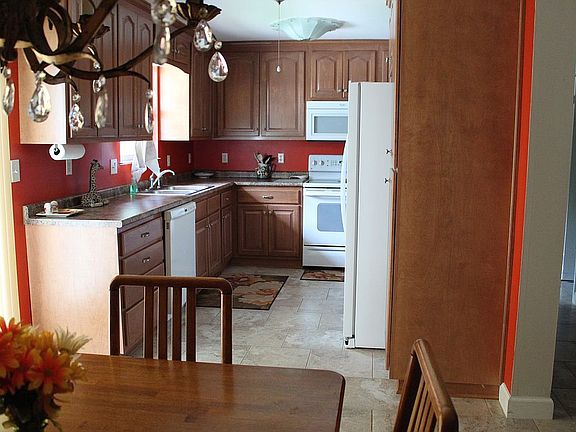 3rd image of 104 Donna Dr