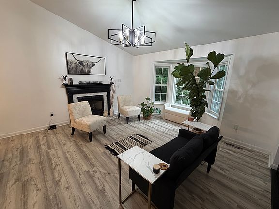 3rd image of 6811 Sawmill Cir Room 3
