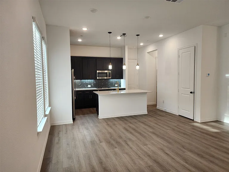 627 Redwood Way — Photo 3