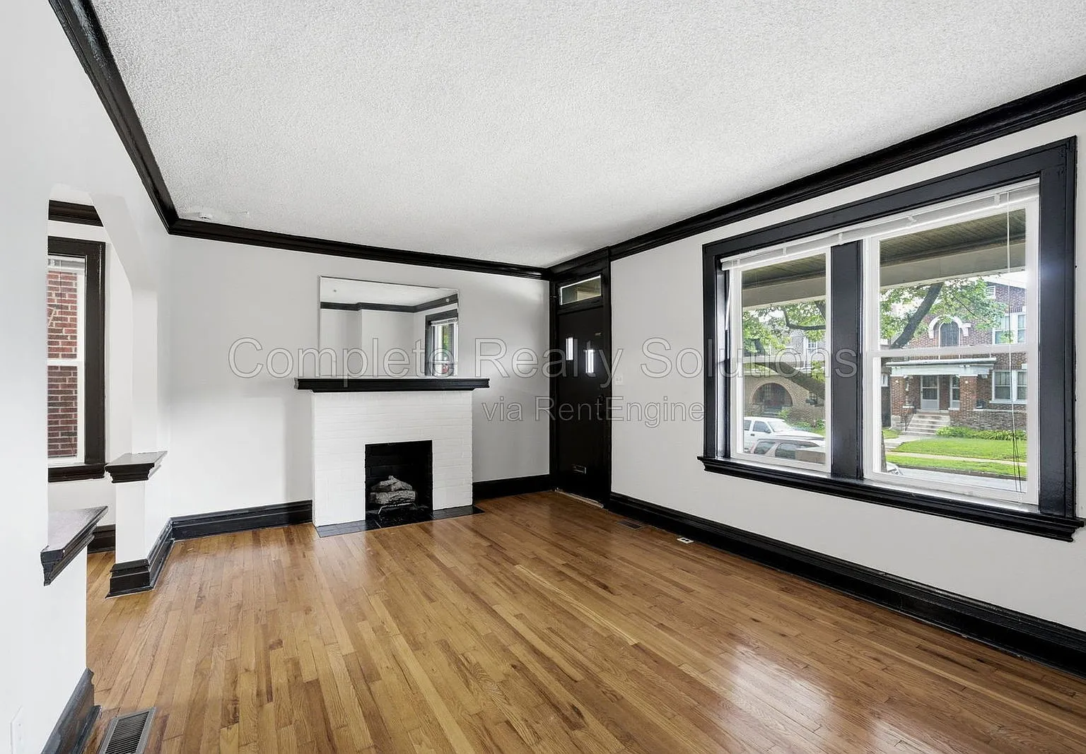 3 bed, 1.0 bath, 1104 sqft, $2,000 — Photo 3