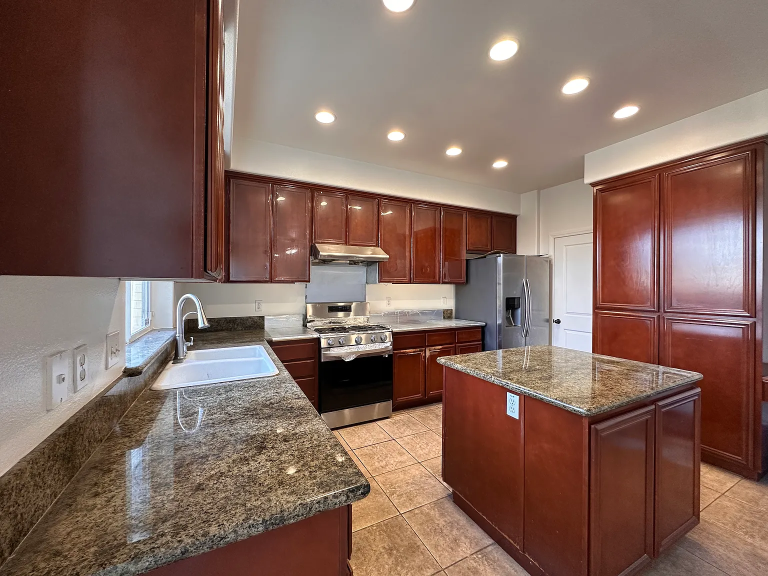 4 bed, 2270 sqft, $4,200 — Photo 3