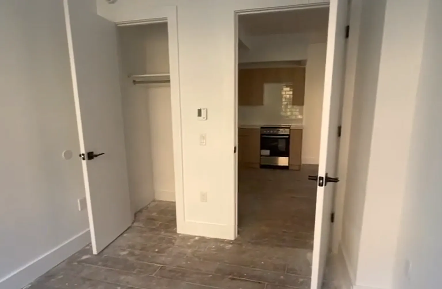 3 bed, 900 sqft, $3,373 — Photo 2