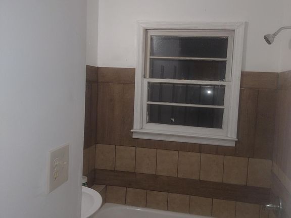 5th image of 2320 Marguerite St