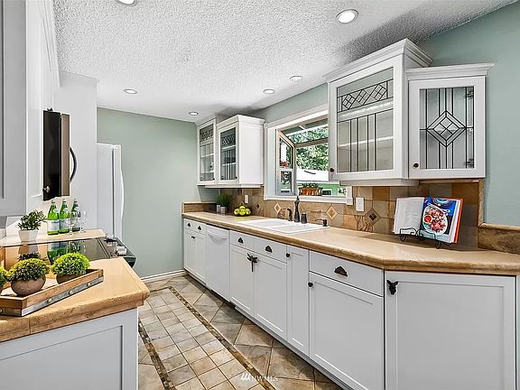 3rd image of 45008 SE 146th St