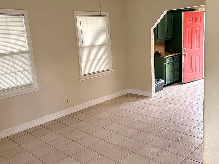 533 Majestic St — Photo 11