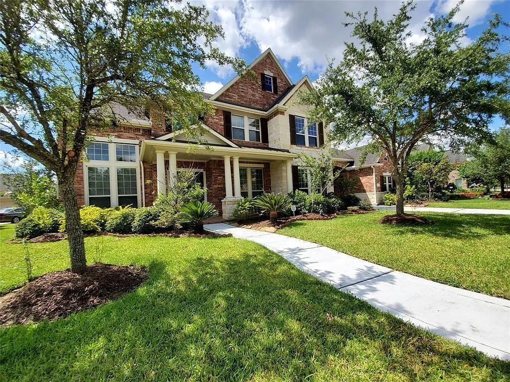 5 bed, 4.0 bath, 4898 sqft, $4,500 — Photo 2