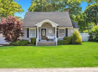 4 Pine St, Holtsville, NY 11742