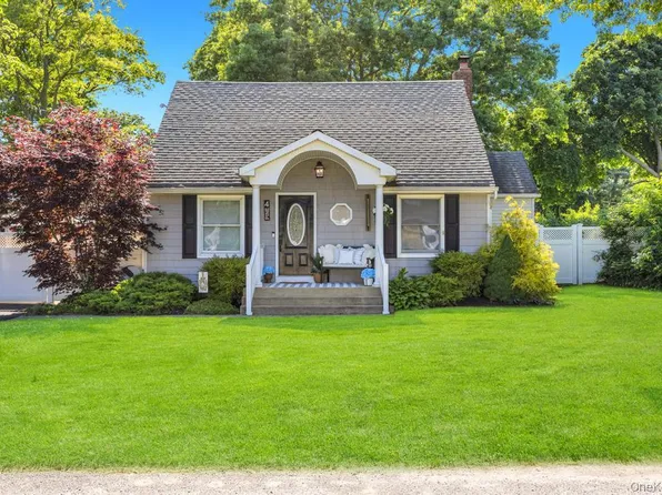 4 Pine Street, Holtsville, NY 11742