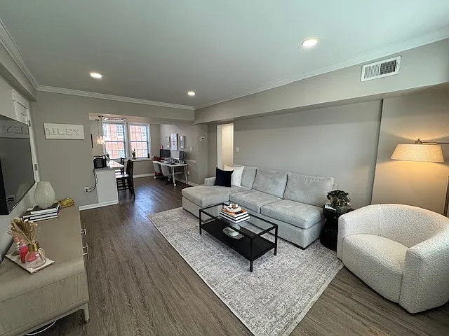 1812 N Queens Ln #217 — Photo 3