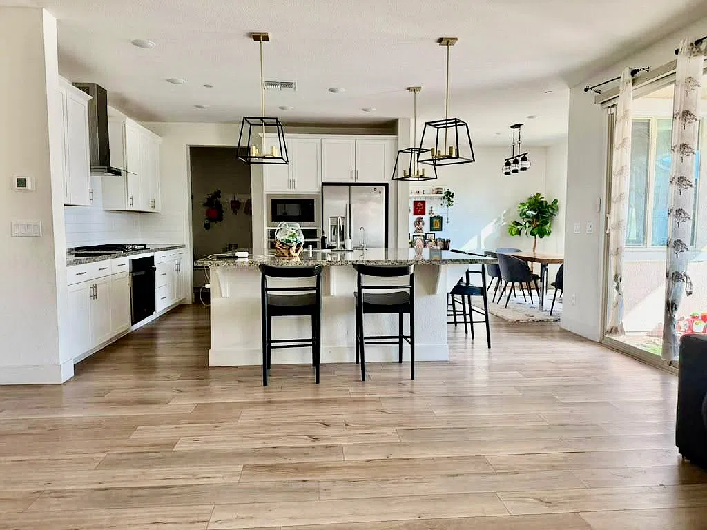 4 bed, 2365 sqft, $3,290 — Photo 4