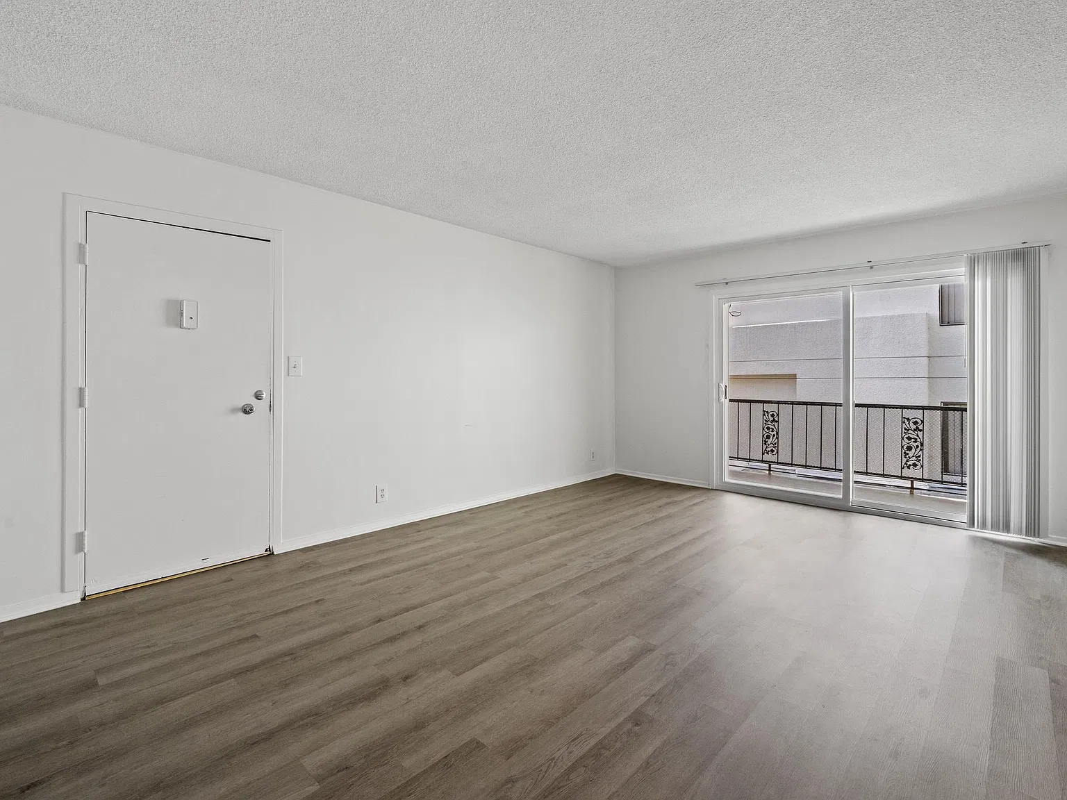 2 bed, 900 sqft, $2,649 — Photo 4