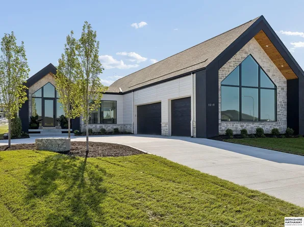 3218 S 209th Ct, Elkhorn, NE 68022