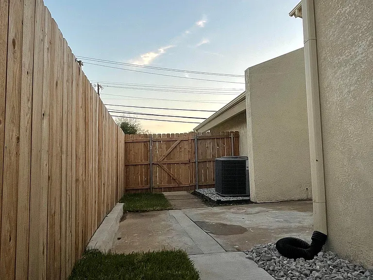 215 W Rochelle Rd — Photo 13