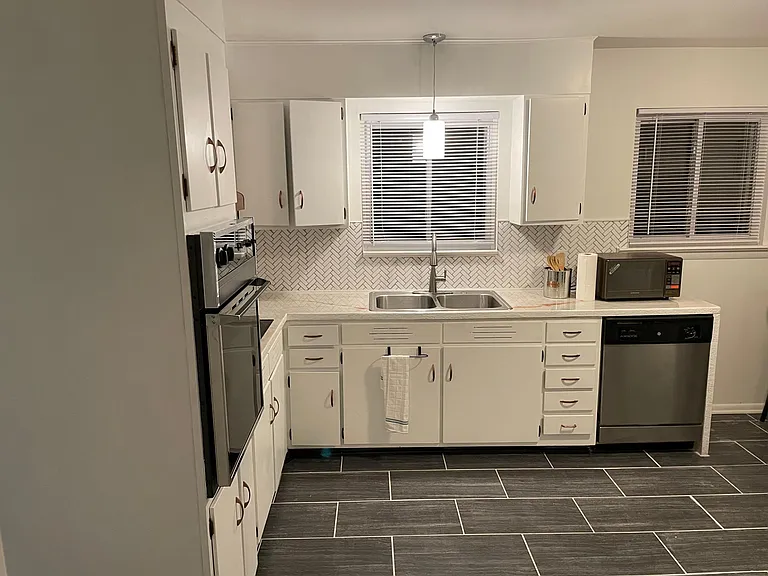 905 Curleque Dr — Photo 8