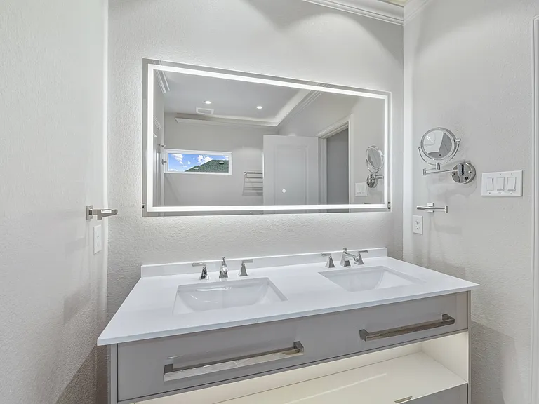 Primary Bathroom with Dual Sinks (Plan 3191)
