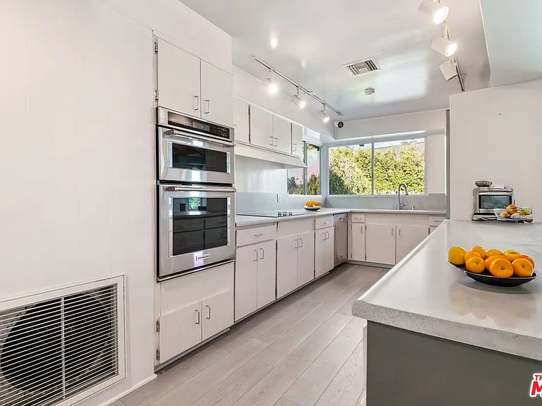 1127 Angelo Dr — Photo 10