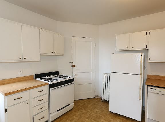 3rd image of 438 W Belden Ave APT 8