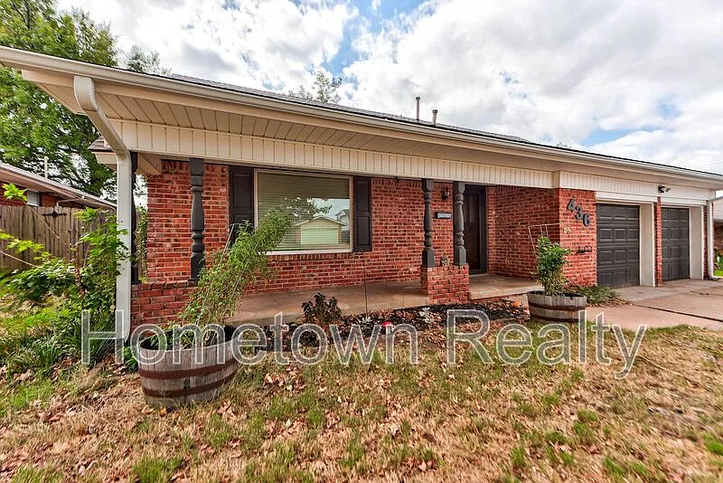 4 bed, 2.0 bath, 1894 sqft, $1,750 — Photo 2