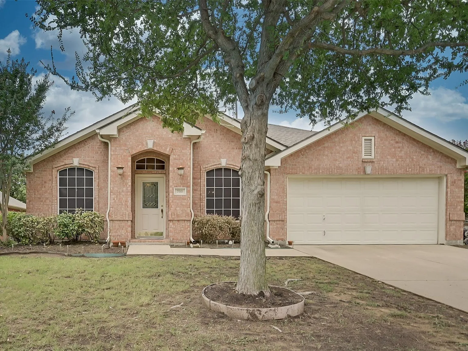 4 bed, 1963 sqft, $2,450 — Photo 1