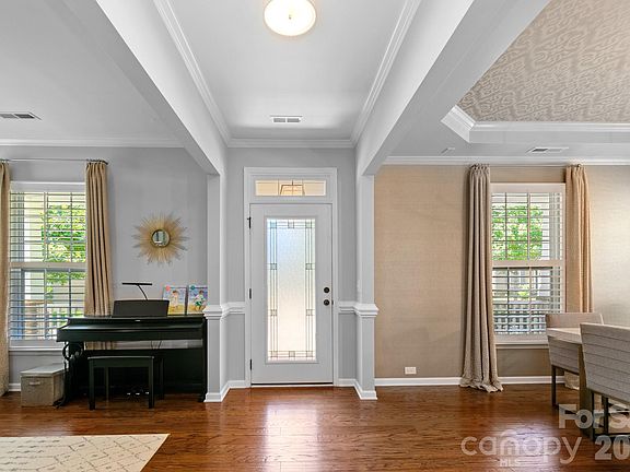 5th image of 10421 Royal Winchester Dr