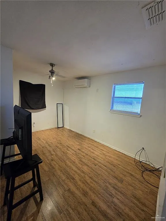 1121 W Mahl St — Photo 4