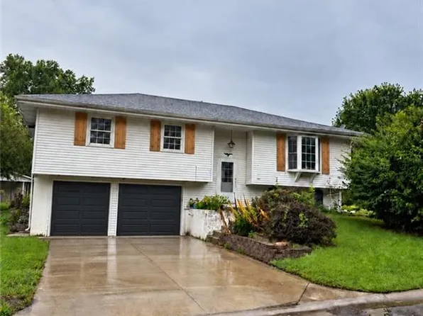 324 Highland Rd, Lansing, KS 66043