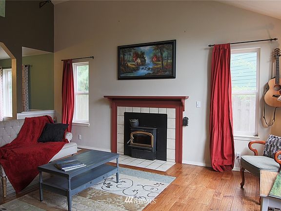 4th image of 19575 Briarwood Court NE