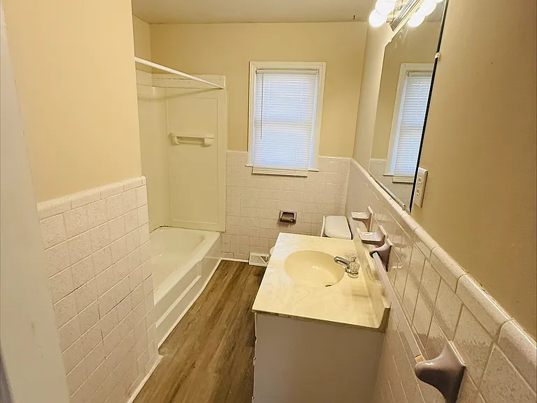 601 E Brown St — Photo 8