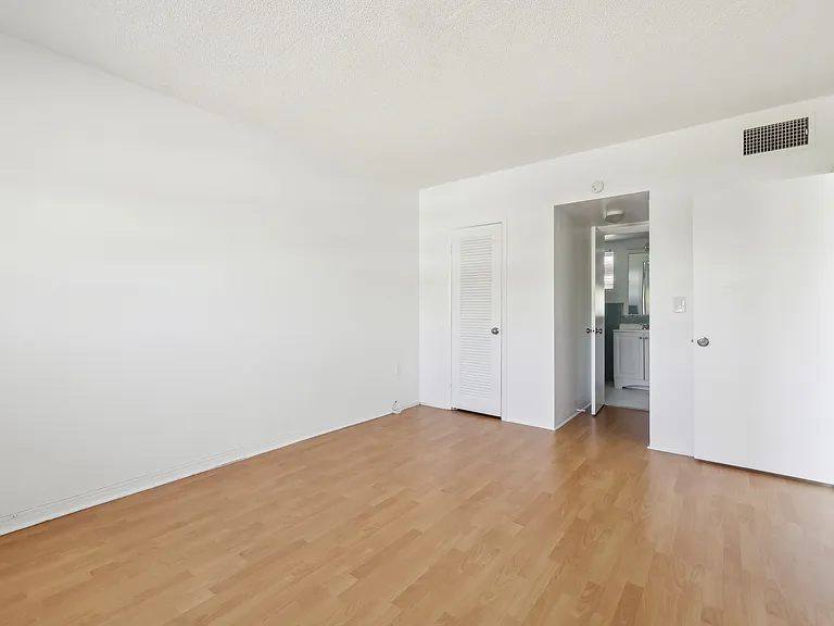 Esquire Apartments — Photo 30