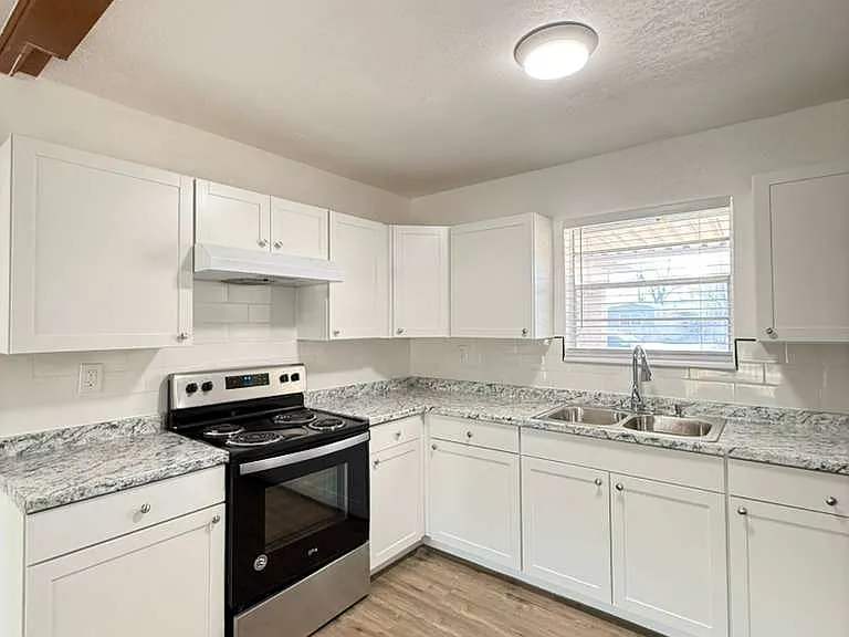 317 E Lindbergh Blvd — Photo 5