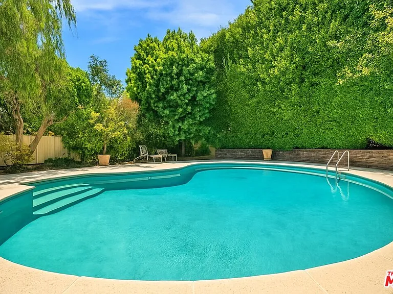 701 N Sierra Dr — Photo 11